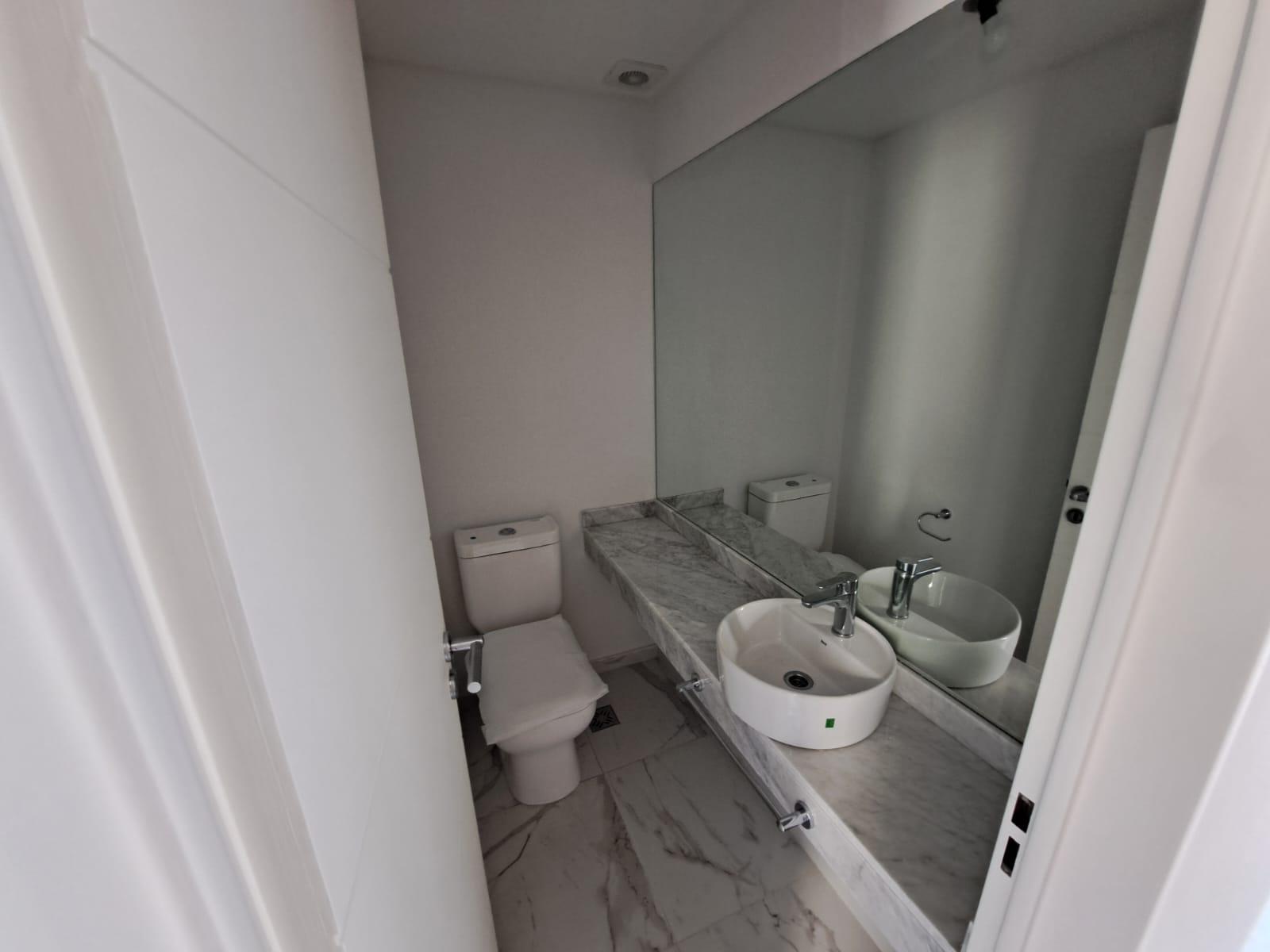 Baño completo con inodoro, ducha y bidet